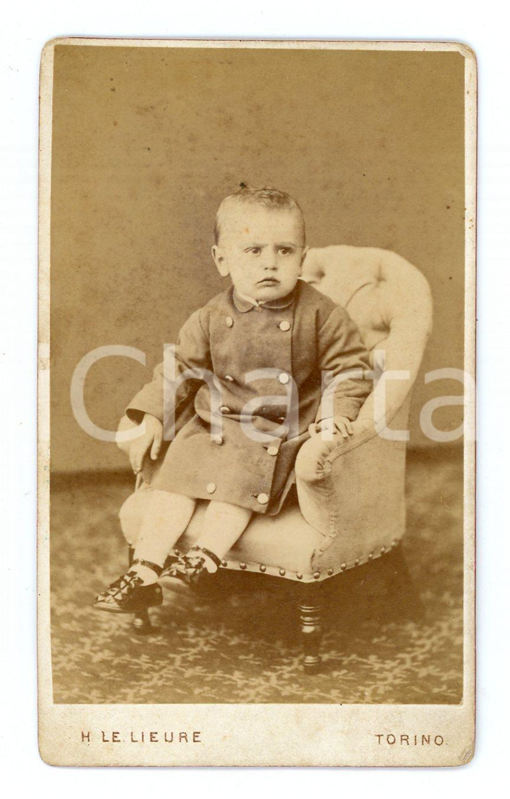 1900 ca TORINO Bimbo seduto su piccola poltrona - Foto H. LE LIEURE - CDV Fotografia d'epoca montata su cartoncino.  POOR/danneggiato Macchie diffuse al recto, cartoncino lievemente ondulato FORMATO: 6x10 cm originale e autentica 1