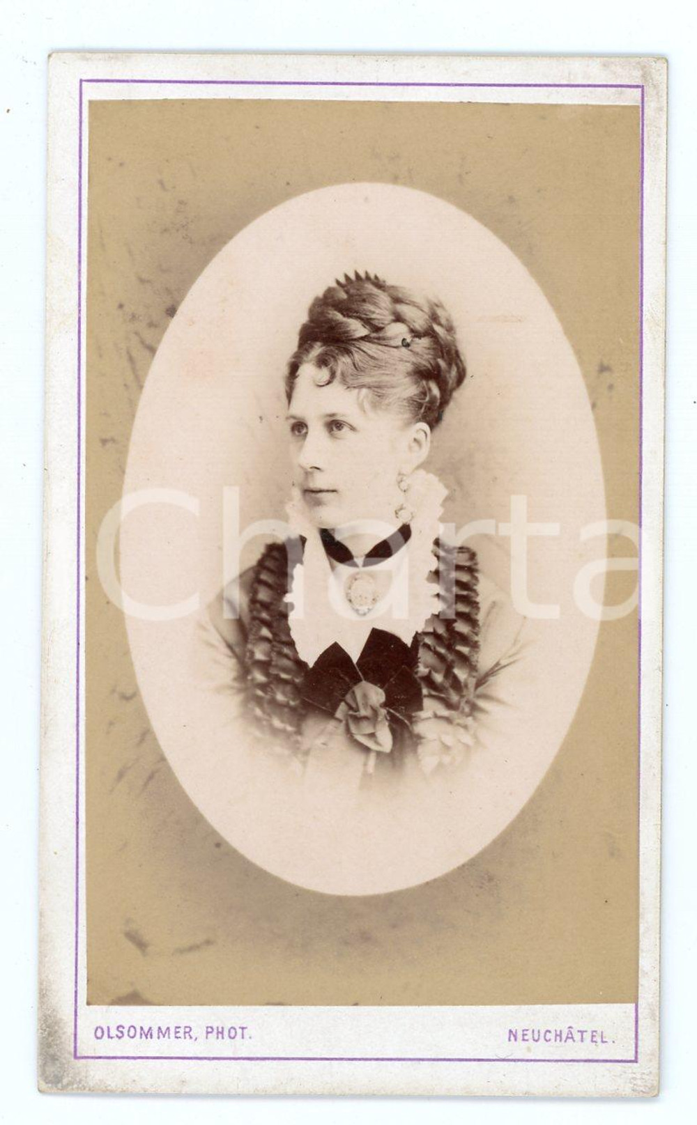 Fotografia d epoca originale 1900 ca NEUCHATEL  SVIZZERA Donna con treccia e cammeo  Foto OLSOMMER  CDV 1