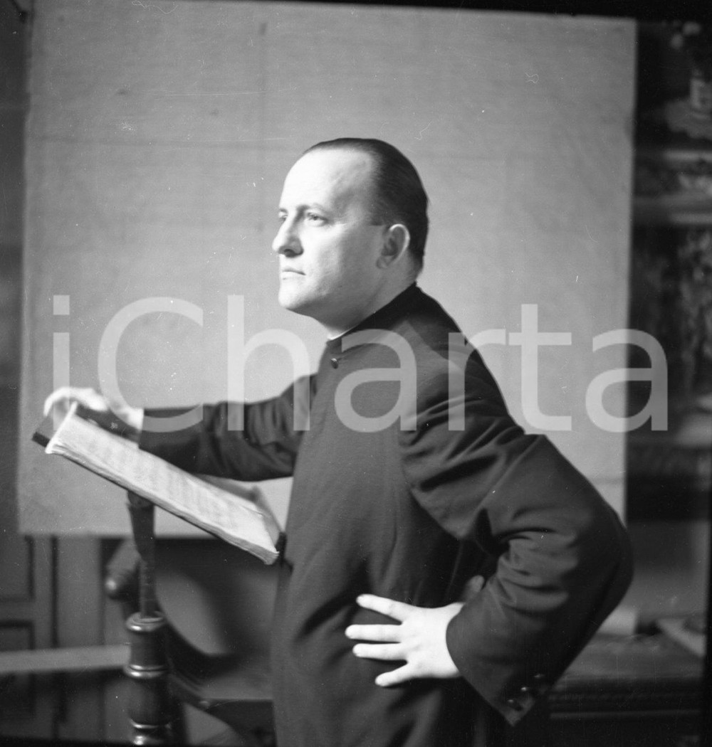 1950 Don GIUSEPPE BERARDI nello studio di PIETRO GALANTI *NEGATIVO ORIGINALE 1 Negativo originale in bianco e nero su pellicola.  E' SEVERAMENTE VIETATA LA RIPRODUZIONE.TUTTI I DIRITTI SONO RISERVATI.ICharta mette in vendita, sul negozio eBay e in esclusiva sul sito "icharta" il proprio archivio composto da numerose diapositive e negativi fotografici d'epoca, tutti originali e autentici.Si tratta di uno sguardo inedito sull'attualità, la politica, la vita quotidiana, il gossip e la cultura, che fotografa il cambiamento della nazione (e non solo) tra il 1890 ed il 1990 circa. Un'occasione unica per il mercato del collezionismo, che vede finalmente disponibile un archivio eccezionale per vastità, tematiche e condizioni, in un settore (il negativo fotografico e la diapositiva) di assoluta novità e dalle interessanti prospettive di investimento. CONDIZIONI:FAIR/discretoFORMATO: cm 6 x 6 originale e autentica 1