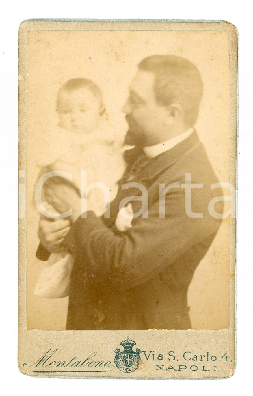 Fotografia d epoca originale 1900 ca NAPOLI Padre con figlio neonato  Ritratto CDV Foto MONTABONE 6x10 cm 1