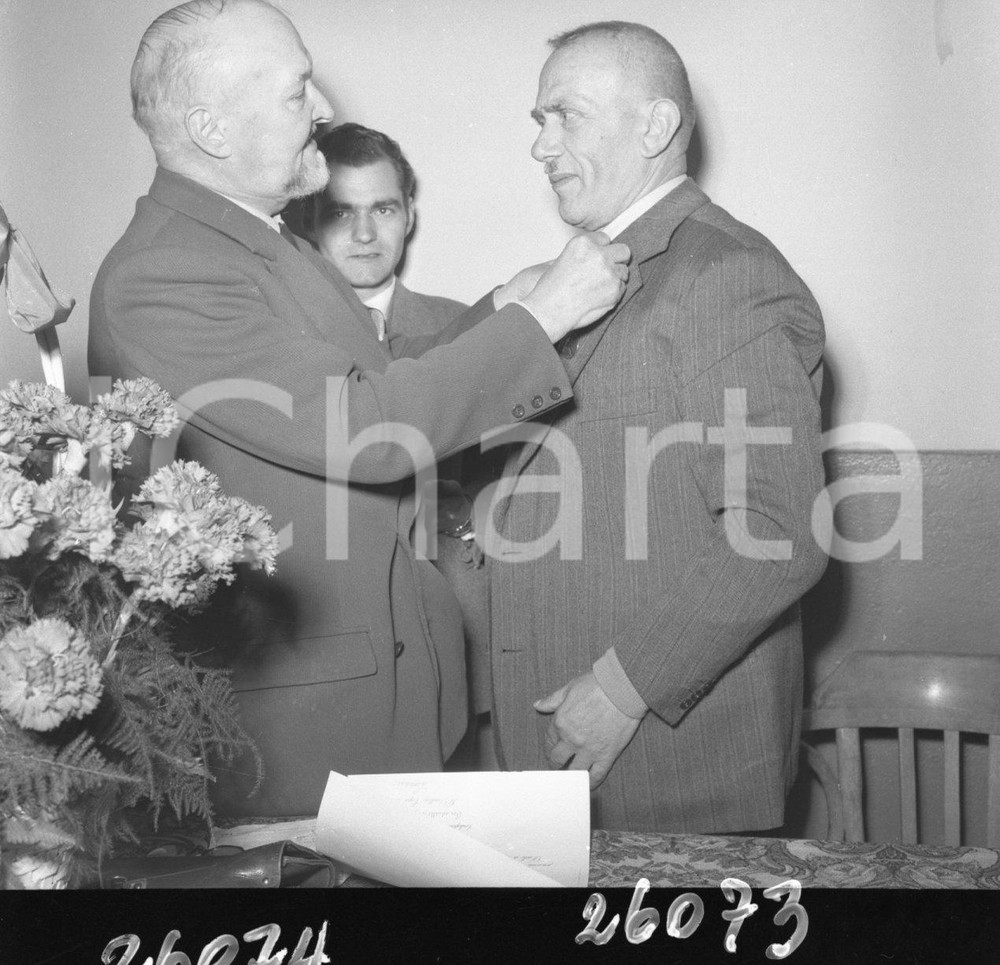 1952 BRESCIA Scuola Arici premiazione maestro Parola 2*NEGATIVO ORIGINALE 2 Negativo originale in bianco e nero su pellicola.  E' SEVERAMENTE VIETATA LA RIPRODUZIONE.TUTTI I DIRITTI SONO RISERVATI.ICharta mette in vendita, sul negozio eBay e in esclusiva sul sito "icharta" il proprio archivio composto da numerose diapositive e negativi fotografici d'epoca, tutti originali e autentici.Si tratta di uno sguardo inedito sull'attualità, la politica, la vita quotidiana, il gossip e la cultura, che fotografa il cambiamento della nazione (e non solo) tra il 1890 ed il 1990 circa. Un'occasione unica per il mercato del collezionismo, che vede finalmente disponibile un archivio eccezionale per vastità, tematiche e condizioni, in un settore (il negativo fotografico e la diapositiva) di assoluta novità e dalle interessanti prospettive di investimento. CONDIZIONI:FAIR/discretoFORMATO: cm 6 x 6 originale e autentica 1