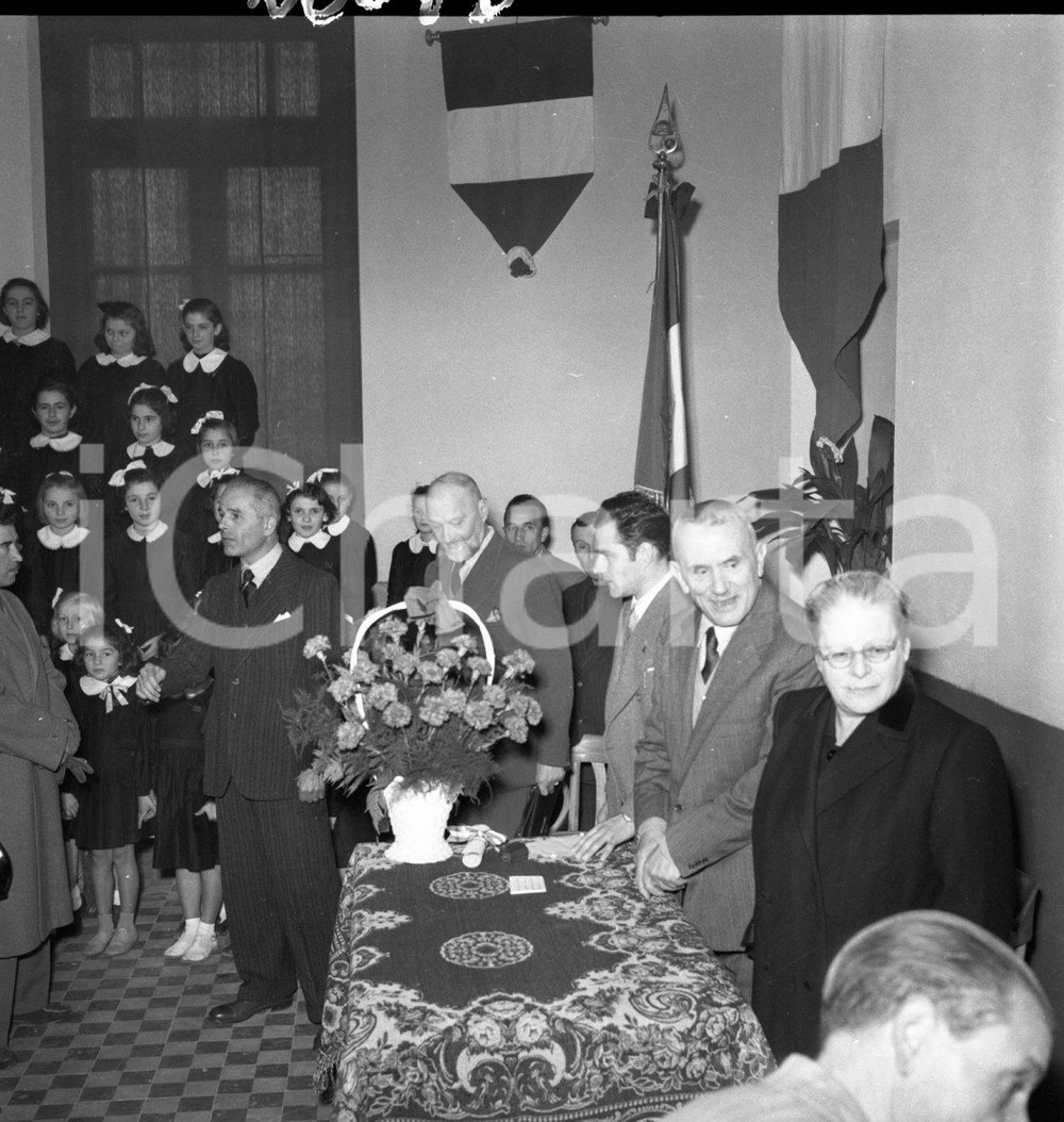 1952 BRESCIA Scuola Arici premiazione maestro Parola 3*NEGATIVO ORIGINALE 2 Negativo originale in bianco e nero su pellicola.  E' SEVERAMENTE VIETATA LA RIPRODUZIONE.TUTTI I DIRITTI SONO RISERVATI.ICharta mette in vendita, sul negozio eBay e in esclusiva sul sito "icharta" il proprio archivio composto da numerose diapositive e negativi fotografici d'epoca, tutti originali e autentici.Si tratta di uno sguardo inedito sull'attualità, la politica, la vita quotidiana, il gossip e la cultura, che fotografa il cambiamento della nazione (e non solo) tra il 1890 ed il 1990 circa. Un'occasione unica per il mercato del collezionismo, che vede finalmente disponibile un archivio eccezionale per vastità, tematiche e condizioni, in un settore (il negativo fotografico e la diapositiva) di assoluta novità e dalle interessanti prospettive di investimento. CONDIZIONI:FAIR/discretoFORMATO: cm 6 x 6 originale e autentica 1