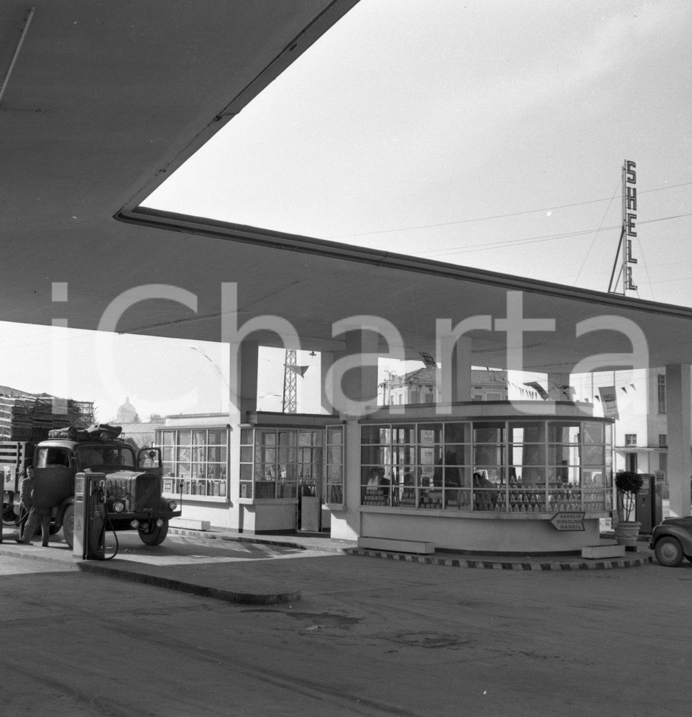 1952 BRESCIA Distributore della Shell alle Grazzine NEGATIVO ORIGINALE 1 Negativo originale in bianco e nero su pellicola.  E' SEVERAMENTE VIETATA LA RIPRODUZIONE.TUTTI I DIRITTI SONO RISERVATI.ICharta mette in vendita, sul negozio eBay e in esclusiva sul sito "icharta" il proprio archivio composto da numerose diapositive e negativi fotografici d'epoca, tutti originali e autentici.Si tratta di uno sguardo inedito sull'attualità, la politica, la vita quotidiana, il gossip e la cultura, che fotografa il cambiamento della nazione (e non solo) tra il 1890 ed il 1990 circa. Un'occasione unica per il mercato del collezionismo, che vede finalmente disponibile un archivio eccezionale per vastità, tematiche e condizioni, in un settore (il negativo fotografico e la diapositiva) di assoluta novità e dalle interessanti prospettive di investimento. CONDIZIONI:FAIR/discretoFORMATO: cm 6 x 6 originale e autentica 1