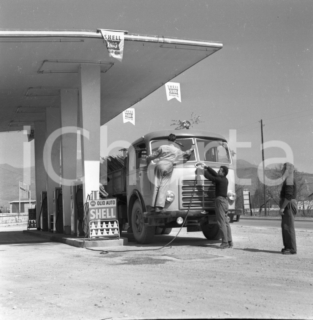 1952 BRESCIA Distributore della Shell alle Grazzine NEGATIVO ORIGINALE 2 Negativo originale in bianco e nero su pellicola.  E' SEVERAMENTE VIETATA LA RIPRODUZIONE.TUTTI I DIRITTI SONO RISERVATI.ICharta mette in vendita, sul negozio eBay e in esclusiva sul sito "icharta" il proprio archivio composto da numerose diapositive e negativi fotografici d'epoca, tutti originali e autentici.Si tratta di uno sguardo inedito sull'attualità, la politica, la vita quotidiana, il gossip e la cultura, che fotografa il cambiamento della nazione (e non solo) tra il 1890 ed il 1990 circa. Un'occasione unica per il mercato del collezionismo, che vede finalmente disponibile un archivio eccezionale per vastità, tematiche e condizioni, in un settore (il negativo fotografico e la diapositiva) di assoluta novità e dalle interessanti prospettive di investimento. CONDIZIONI:FAIR/discretoFORMATO: cm 6 x 6 originale e autentica 1