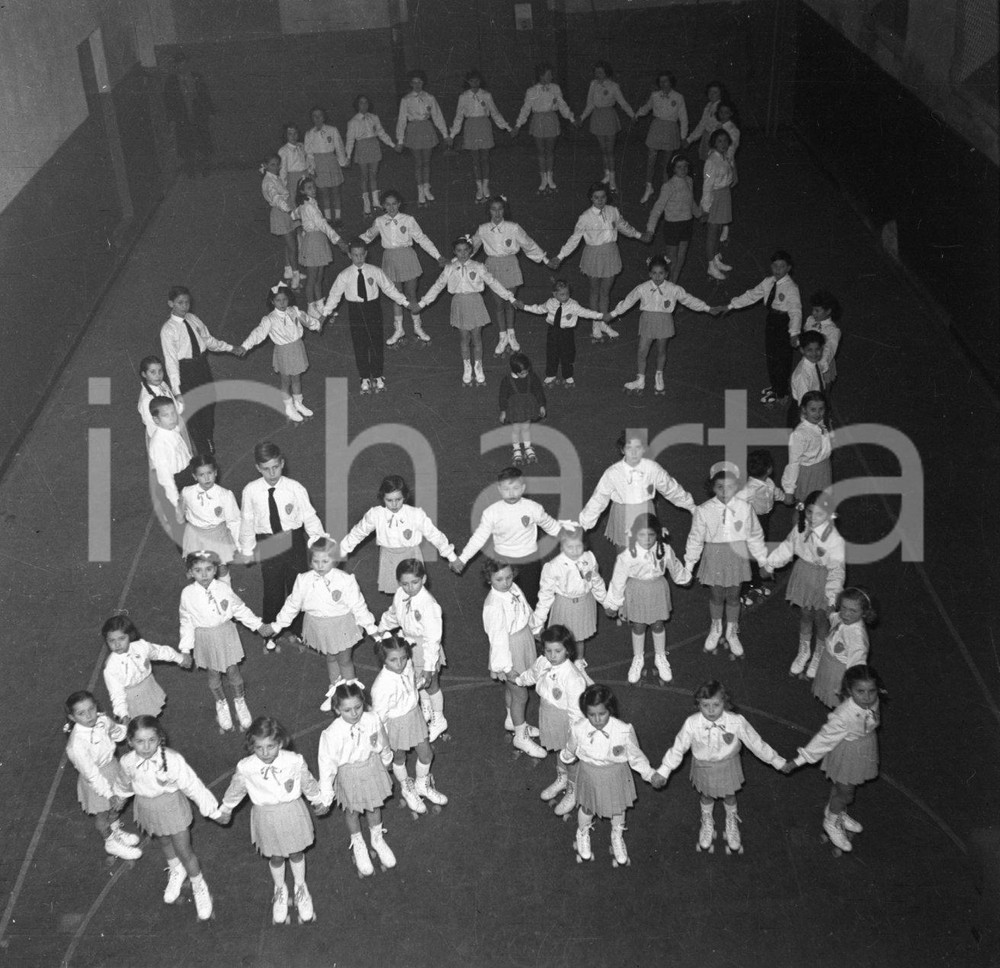 1952 BRESCIA Saggio pattinatrici palestra Vittoria NEGATIVO ORIGINALE 6 Negativo originale in bianco e nero su pellicola.  E' SEVERAMENTE VIETATA LA RIPRODUZIONE.TUTTI I DIRITTI SONO RISERVATI.ICharta mette in vendita, sul negozio eBay e in esclusiva sul sito "icharta" il proprio archivio composto da numerose diapositive e negativi fotografici d'epoca, tutti originali e autentici.Si tratta di uno sguardo inedito sull'attualità, la politica, la vita quotidiana, il gossip e la cultura, che fotografa il cambiamento della nazione (e non solo) tra il 1890 ed il 1990 circa. Un'occasione unica per il mercato del collezionismo, che vede finalmente disponibile un archivio eccezionale per vastità, tematiche e condizioni, in un settore (il negativo fotografico e la diapositiva) di assoluta novità e dalle interessanti prospettive di investimento. CONDIZIONI:FAIR/discretoFORMATO: cm 6 x 6 originale e autentica 1