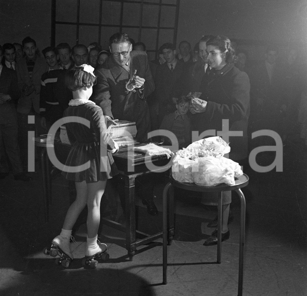 1952 BRESCIA Saggio pattinaggio palestra Vittoria NEGATIVO ORIGINALE 3 Negativo originale in bianco e nero su pellicola.  E' SEVERAMENTE VIETATA LA RIPRODUZIONE.TUTTI I DIRITTI SONO RISERVATI.ICharta mette in vendita, sul negozio eBay e in esclusiva sul sito "icharta" il proprio archivio composto da numerose diapositive e negativi fotografici d'epoca, tutti originali e autentici.Si tratta di uno sguardo inedito sull'attualità, la politica, la vita quotidiana, il gossip e la cultura, che fotografa il cambiamento della nazione (e non solo) tra il 1890 ed il 1990 circa. Un'occasione unica per il mercato del collezionismo, che vede finalmente disponibile un archivio eccezionale per vastità, tematiche e condizioni, in un settore (il negativo fotografico e la diapositiva) di assoluta novità e dalle interessanti prospettive di investimento. CONDIZIONI:FAIR/discretoFORMATO: cm 6 x 6 originale e autentica 1