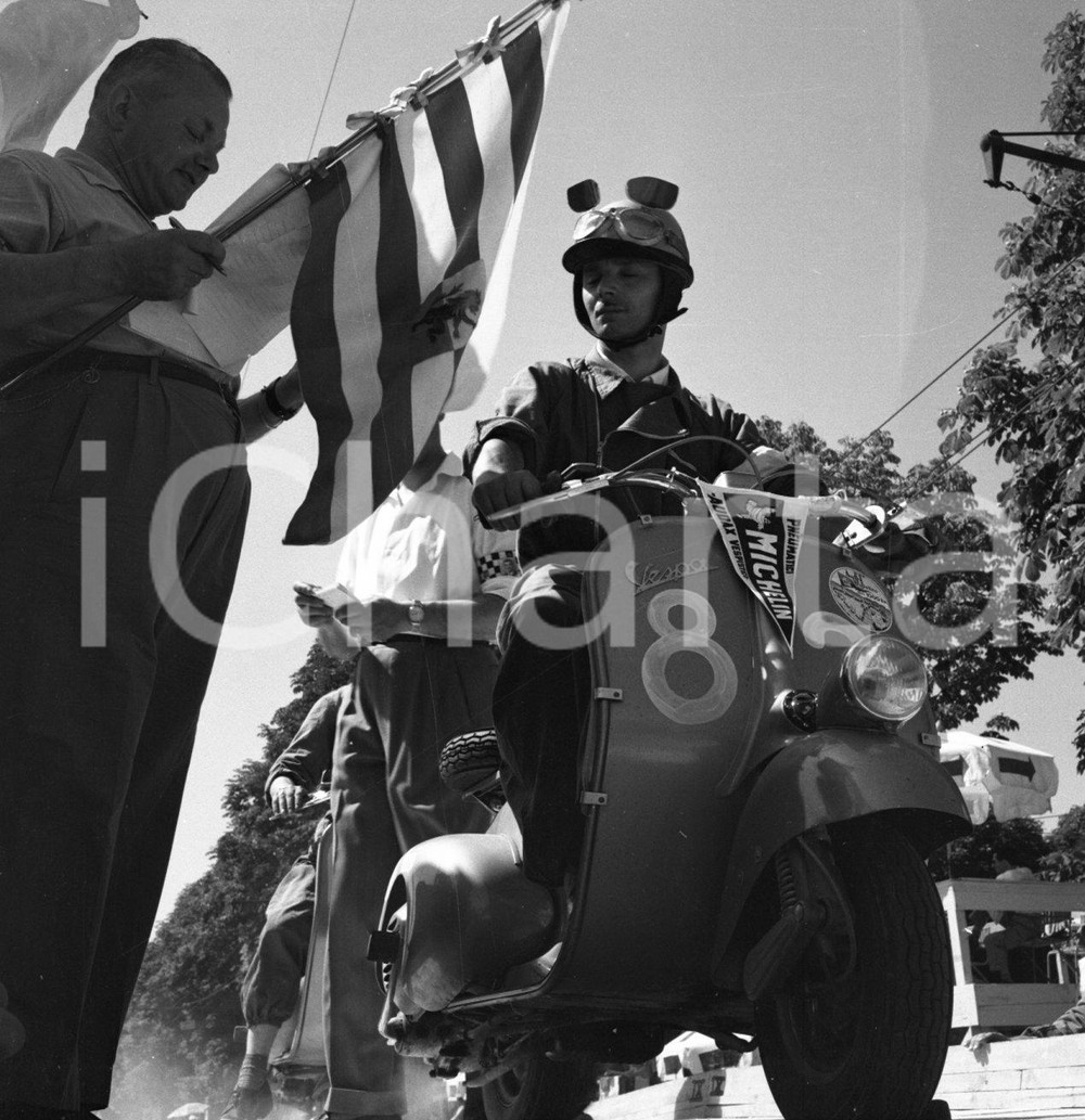 1952 BRESCIA Audax Vespistico di 1000 Km Vespe in partenz_ NEGATIVO ORIGINALE 2 Negativo originale in bianco e nero su pellicola.  E' SEVERAMENTE VIETATA LA RIPRODUZIONE.TUTTI I DIRITTI SONO RISERVATI.ICharta mette in vendita, sul negozio eBay e in esclusiva sul sito "icharta" il proprio archivio composto da numerose diapositive e negativi fotografici d'epoca, tutti originali e autentici.Si tratta di uno sguardo inedito sull'attualità, la politica, la vita quotidiana, il gossip e la cultura, che fotografa il cambiamento della nazione (e non solo) tra il 1890 ed il 1990 circa. Un'occasione unica per il mercato del collezionismo, che vede finalmente disponibile un archivio eccezionale per vastità, tematiche e condizioni, in un settore (il negativo fotografico e la diapositiva) di assoluta novità e dalle interessanti prospettive di investimento. CONDIZIONI:FAIR/discretoFORMATO: cm 6 x 6 originale e autentica 1