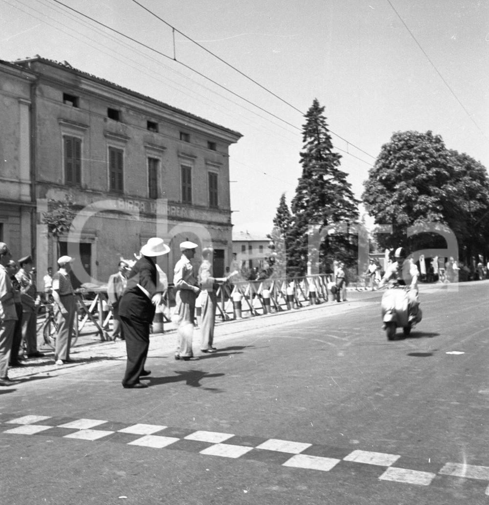 1952 BRESCIA Audax Vespistico di 1000 Km Vespa in arrivo NEGATIVO ORIGINALE 3 Negativo originale in bianco e nero su pellicola.  E' SEVERAMENTE VIETATA LA RIPRODUZIONE.TUTTI I DIRITTI SONO RISERVATI.ICharta mette in vendita, sul negozio eBay e in esclusiva sul sito "icharta" il proprio archivio composto da numerose diapositive e negativi fotografici d'epoca, tutti originali e autentici.Si tratta di uno sguardo inedito sull'attualità, la politica, la vita quotidiana, il gossip e la cultura, che fotografa il cambiamento della nazione (e non solo) tra il 1890 ed il 1990 circa. Un'occasione unica per il mercato del collezionismo, che vede finalmente disponibile un archivio eccezionale per vastità, tematiche e condizioni, in un settore (il negativo fotografico e la diapositiva) di assoluta novità e dalle interessanti prospettive di investimento. CONDIZIONI:FAIR/discretoFORMATO: cm 6 x 6 originale e autentica 1