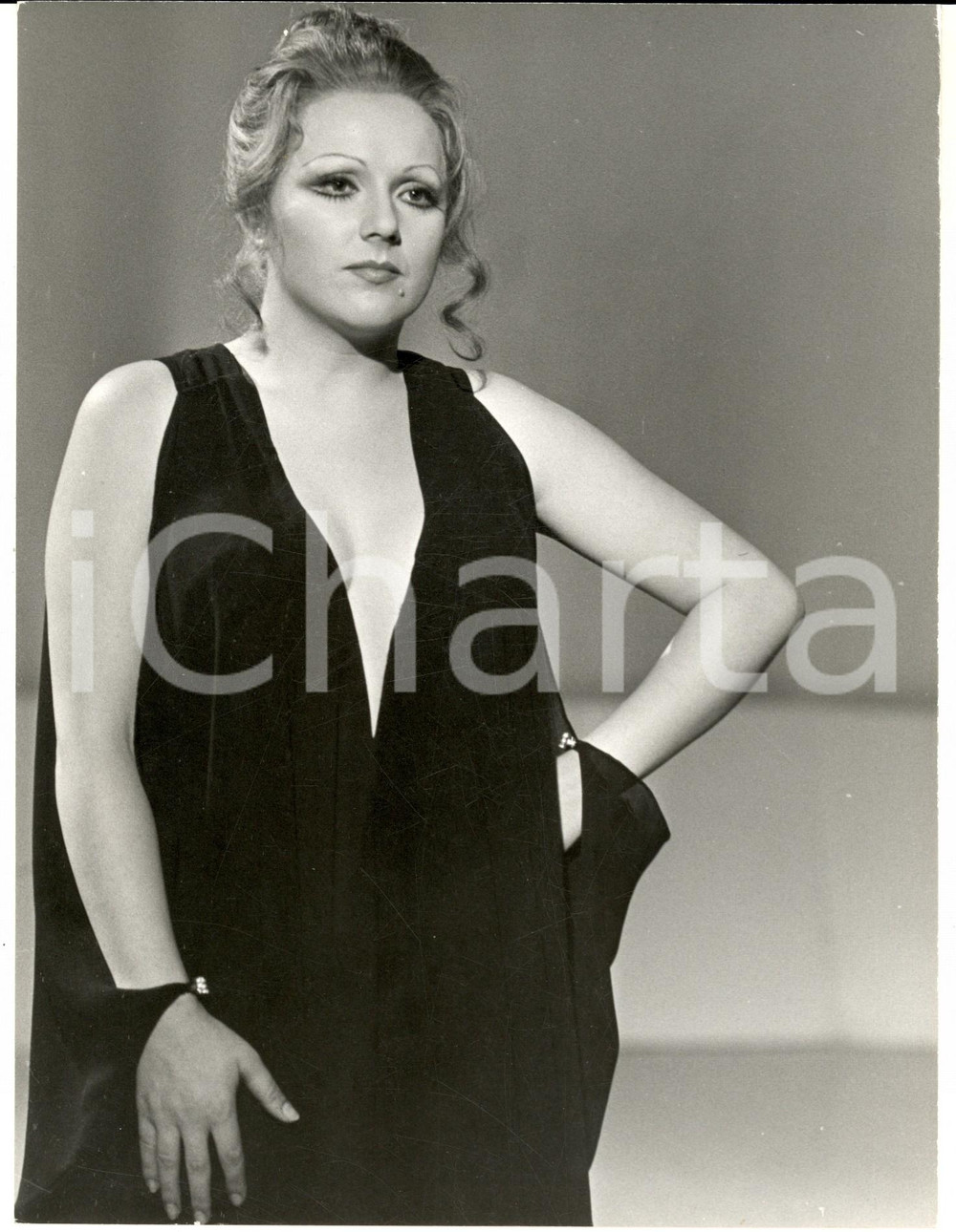 1970 ca COSTUME Orietta BERTI alle prove per CANZONISSIMA - Foto 18x24 Fotografia d'epoca.CONDIZIONI: GFORMATO: 18x24 cm      originale e autentica 1