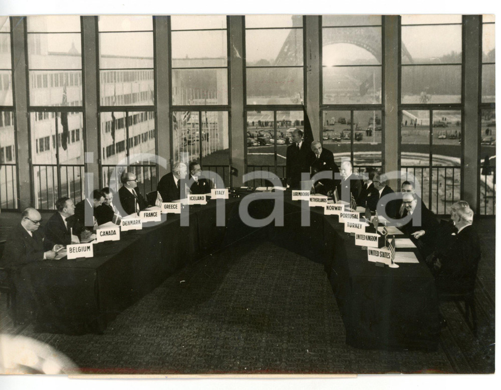 1954 PARIS Palais de Chaillot - UEO Firma degli atti internazionali *Foto 18x13 Fotografia d'epoca con didascalia coeva.  CONDIZIONI: FAIR (piegatura all'angolo superiore sinistro) FORMATO: 18x13 cm      originale e autentica 1