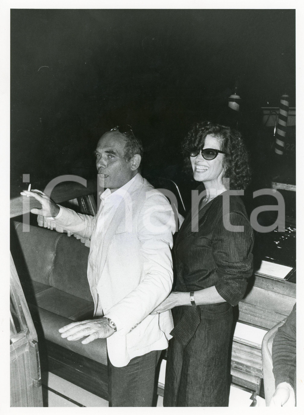 1985 ca VENEZIA CINEMA Claudia CARDINALE con Pasquale SQUITIERI in barca - Foto Fotografia di agenzia. CONDIZIONI: G (ma lievi difetti di stampa)FORMATO: 18x24 cm     originale e autentica 1