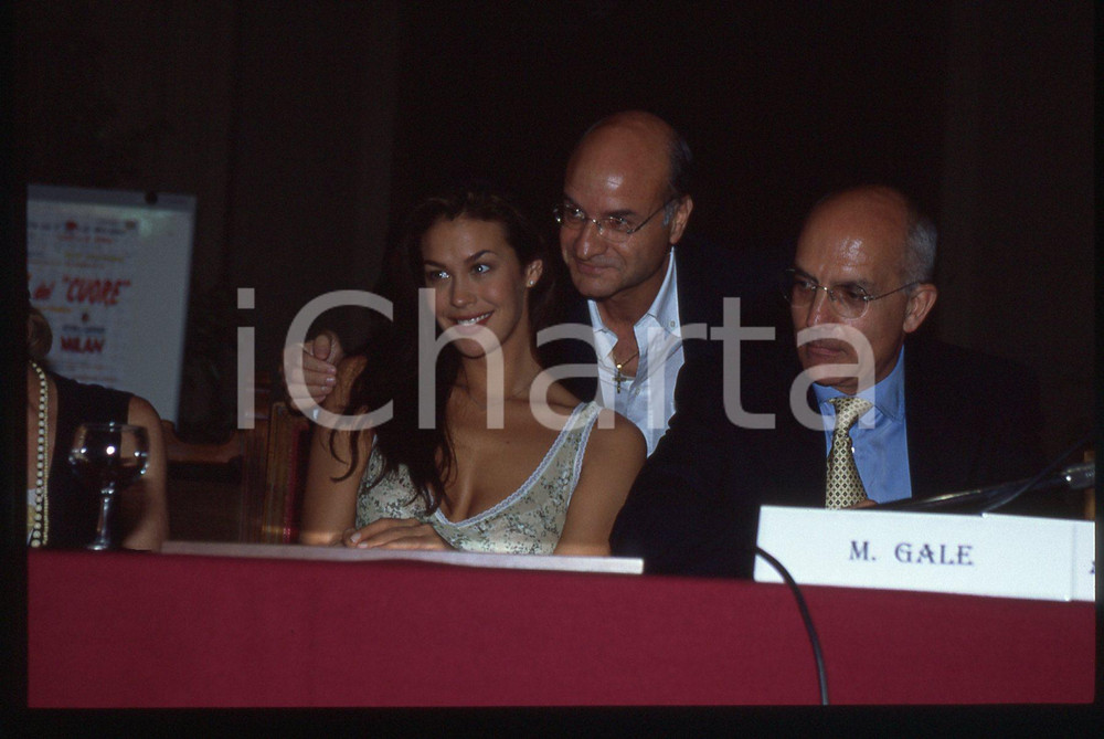 35mm vintage slide* 2000 MILANO - Megan GALE e Gabriele ALBERTINI (13)   Diapositiva d'epoca, in formato 35 mm.Nella diapositiva la modella Megan Gale con il sindaco di Milano Gabriele Albertini alla presentazione di una campagna del Comune per la pulizia dei graffiti dai muri della citt&agrave;. CONDIZIONI: GOODE' severamente vietata la riproduzione. Tutti i diritti sono riservati. ICharta mette in vendita, sul negozio eBay e in esclusiva sul sito "icharta" il proprio archivio composto da numerose diapositive e negativi fotografici d'epoca, tutti originali e autentici, che attraversano la storia del costume italiano tra gli la fine degli anni Sessanta e Novanta.Si tratta di uno sguardo inedito sull'attualit&agrave;, la politica, la vita quotidiana, il gossip e la cultura, che fotografa il cambiamento della nazione in quest'ultimo scorcio del XX secolo. Un'occasione unica per il mercato del collezionismo, che vede finalmente disponibile un archivio eccezionale per vastit&agrave;, tematiche e condizioni, in un settore (il negativo fotografico e la diapositiva) di assoluta novit&agrave; e dalle interessanti prospettive di investimento.     originale e autentica 1