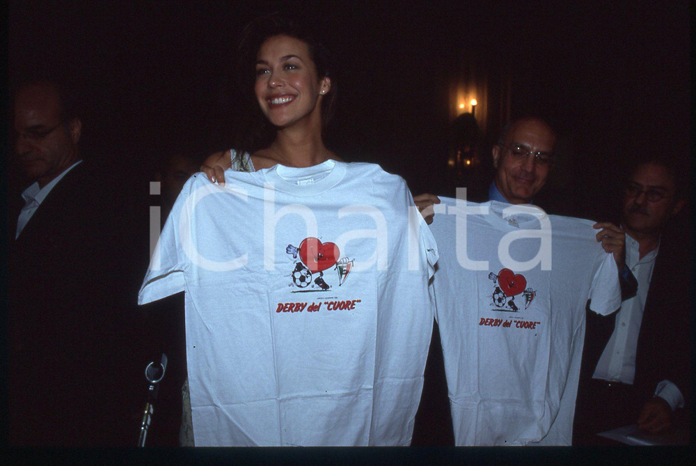 35mm vintage slide* 2000 MILANO - Megan GALE e Gabriele ALBERTINI (15)   Diapositiva d'epoca, in formato 35 mm.Nella diapositiva la modella Megan Gale con il sindaco di Milano Gabriele Albertini alla presentazione di una campagna del Comune per la pulizia dei graffiti dai muri della citt&agrave;. Viene presentato anche il Derby del Cuore. CONDIZIONI: GOODE' severamente vietata la riproduzione. Tutti i diritti sono riservati. ICharta mette in vendita, sul negozio eBay e in esclusiva sul sito "icharta" il proprio archivio composto da numerose diapositive e negativi fotografici d'epoca, tutti originali e autentici, che attraversano la storia del costume italiano tra gli la fine degli anni Sessanta e Novanta.Si tratta di uno sguardo inedito sull'attualit&agrave;, la politica, la vita quotidiana, il gossip e la cultura, che fotografa il cambiamento della nazione in quest'ultimo scorcio del XX secolo. Un'occasione unica per il mercato del collezionismo, che vede finalmente disponibile un archivio eccezionale per vastit&agrave;, tematiche e condizioni, in un settore (il negativo fotografico e la diapositiva) di assoluta novit&agrave; e dalle interessanti prospettive di investimento.     originale e autentica 1