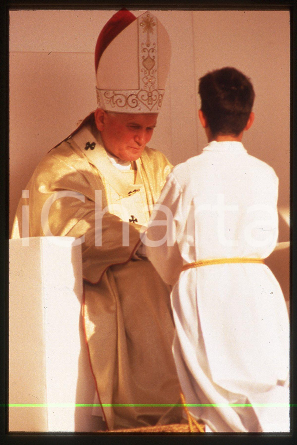 35mm vintage slide* 1986 LYON - FRANCE Giovanni Paolo II (18)  Diapositiva d'epoca, in formato 35 mm.CONDIZIONI: GOODE' severamente vietata la riproduzione. Tutti i diritti sono riservati.Nella diapositiva ICharta mette in vendita, sul negozio eBay e in esclusiva sul sito "icharta" il proprio archivio composto da numerose diapositive e negativi fotografici d'epoca, tutti originali e autentici, che attraversano la storia del costume italiano tra gli la fine degli anni Sessanta e Novanta.Si tratta di uno sguardo inedito sull'attualit&agrave;, la politica, la vita quotidiana, il gossip e la cultura, che fotografa il cambiamento della nazione in quest'ultimo scorcio del XX secolo. Un'occasione unica per il mercato del collezionismo, che vede finalmente disponibile un archivio eccezionale per vastit&agrave;, tematiche e condizioni, in un settore (il negativo fotografico e la diapositiva) di assoluta novit&agrave; e dalle interessanti prospettive di investimento.   FAIR/discreto   originale e autentica 1