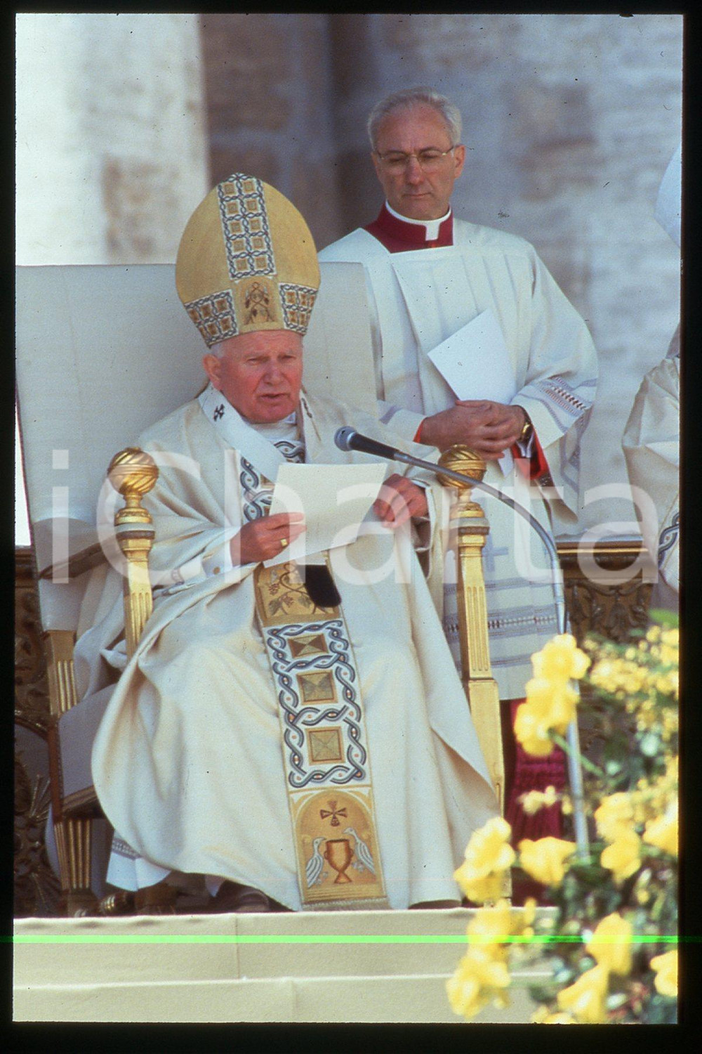 35mm vintage slide* 1994 VATICANO Papa GIOVANNI PAOLO II (4)  Diapositiva d'epoca, in formato 35 mm.CONDIZIONI: GOODE' severamente vietata la riproduzione. Tutti i diritti sono riservati.Nella diapositiva ICharta mette in vendita, sul negozio eBay e in esclusiva sul sito "icharta" il proprio archivio composto da numerose diapositive e negativi fotografici d'epoca, tutti originali e autentici, che attraversano la storia del costume italiano tra gli la fine degli anni Sessanta e Novanta.Si tratta di uno sguardo inedito sull'attualit&agrave;, la politica, la vita quotidiana, il gossip e la cultura, che fotografa il cambiamento della nazione in quest'ultimo scorcio del XX secolo. Un'occasione unica per il mercato del collezionismo, che vede finalmente disponibile un archivio eccezionale per vastit&agrave;, tematiche e condizioni, in un settore (il negativo fotografico e la diapositiva) di assoluta novit&agrave; e dalle interessanti prospettive di investimento.   FAIR/discreto   originale e autentica 1