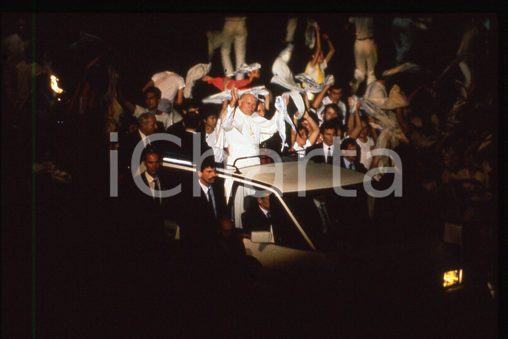 35mm vintage slide* 1986 LYON FRANCE Pastoral visit of GIOVANNI PAOLO II (7)  Diapositiva d'epoca, in formato 35 mm.CONDIZIONI: GOODE' severamente vietata la riproduzione. Tutti i diritti sono riservati.Nella diapositiva ICharta mette in vendita, sul negozio eBay e in esclusiva sul sito "icharta" il proprio archivio composto da numerose diapositive e negativi fotografici d'epoca, tutti originali e autentici, che attraversano la storia del costume italiano tra gli la fine degli anni Sessanta e Novanta.Si tratta di uno sguardo inedito sull'attualit&agrave;, la politica, la vita quotidiana, il gossip e la cultura, che fotografa il cambiamento della nazione in quest'ultimo scorcio del XX secolo. Un'occasione unica per il mercato del collezionismo, che vede finalmente disponibile un archivio eccezionale per vastit&agrave;, tematiche e condizioni, in un settore (il negativo fotografico e la diapositiva) di assoluta novit&agrave; e dalle interessanti prospettive di investimento.   FAIR/discreto   originale e autentica 1