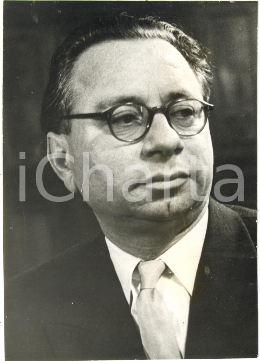 1957 BUDAPEST - Gyula KÁLLAI - Ministro della cultura ungherese *Foto  Fotografia d'epoca con didascalia coeva al verso.    CONDIZIONI: FAIR (ondulatura al margine destro; lievi aloni e difetti di stampa) FORMATO: 13x18 cm      originale e autentica 1