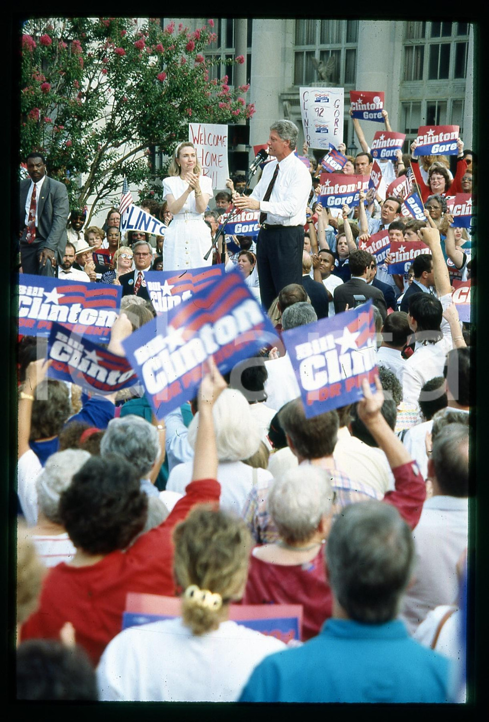 35mm vintage slide *1992 LITTLE ROCK Bill CLINTON US Presidential Campaign 3 Diapositiva d'epoca, in formato 35 mm.Nella diapositiva compare inoltre Hillary Clinton. CONDIZIONI: GOODTutti i diritti riservati.E' severamente vietata la riproduzione. ICharta mette in vendita, sul negozio eBay e in esclusiva sul sito "icharta" il proprio archivio composto da numerose diapositive e negativi fotografici d'epoca, tutti originali e autentici, che attraversano la storia del costume italiano tra gli la fine degli anni Sessanta e Novanta.Si tratta di uno sguardo inedito sull'attualit&agrave;, la politica, la vita quotidiana, il gossip e la cultura, che fotografa il cambiamento della nazione in quest'ultimo scorcio del XX secolo. Un'occasione unica per il mercato del collezionismo, che vede finalmente disponibile un archivio eccezionale per vastit&agrave;, tematiche e condizioni, in un settore (il negativo fotografico e la diapositiva) di assoluta novit&agrave; e dalle interessanti prospettive di investimento.     originale e autentica 1