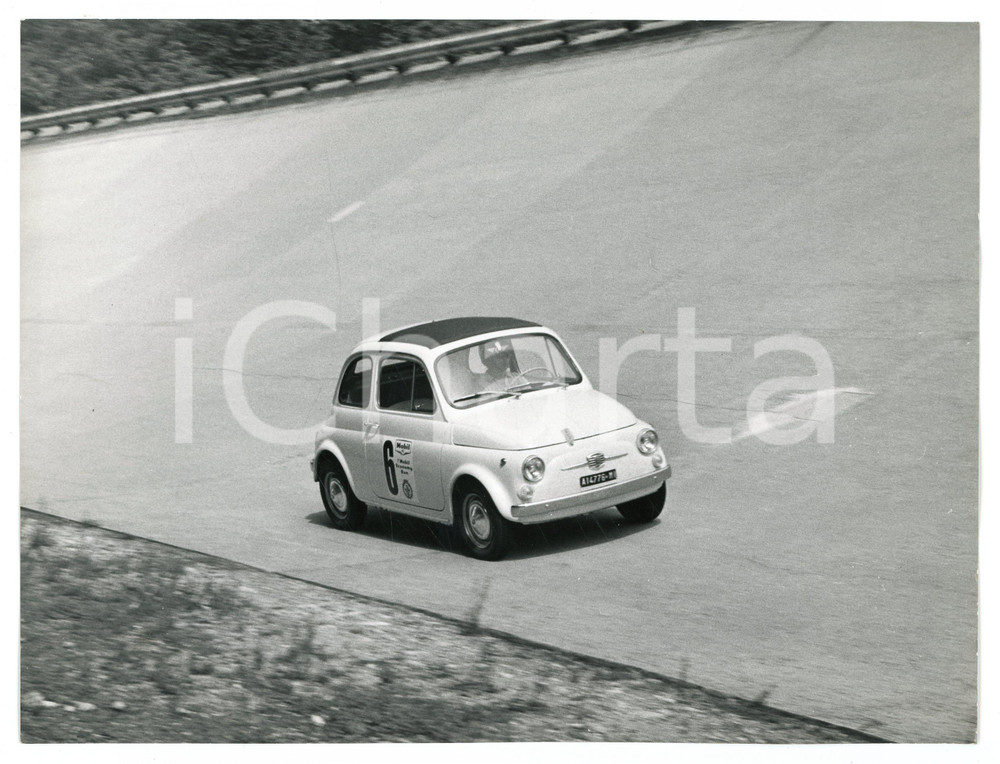 Fotografia d epoca originale 1965 ca 7 MOBIL ECONOMY RUN Fiat 500 durante la gara Foto 24x18 cm 1