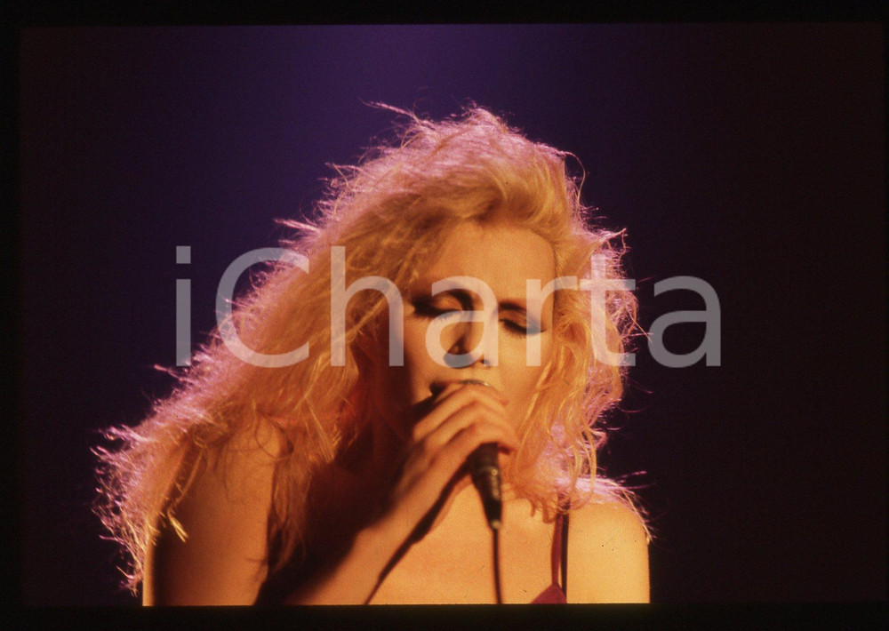 35mm vintage slide* 1990 ca Anna OXA ritratto della cantante in concerto (3)   Diapositiva d'epoca, in formato 35 mm. CONDIZIONI: GOODE' severamente vietata la riproduzione. Tutti i diritti sono riservati. ICharta mette in vendita, sul negozio eBay e in esclusiva sul sito "icharta" il proprio archivio composto da numerose diapositive e negativi fotografici d'epoca, tutti originali e autentici, che attraversano la storia del costume italiano tra gli la fine degli anni Sessanta e Novanta.Si tratta di uno sguardo inedito sull'attualit&agrave;, la politica, la vita quotidiana, il gossip e la cultura, che fotografa il cambiamento della nazione in quest'ultimo scorcio del XX secolo. Un'occasione unica per il mercato del collezionismo, che vede finalmente disponibile un archivio eccezionale per vastit&agrave;, tematiche e condizioni, in un settore (il negativo fotografico e la diapositiva) di assoluta novit&agrave; e dalle interessanti prospettive di investimento.     originale e autentica 1
