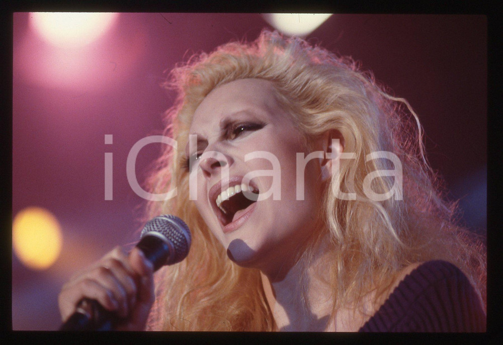 35mm vintage slide* 1988 Anna OXA canta "Quando nasce un amore" (5)   Diapositiva d'epoca, in formato 35 mm. CONDIZIONI: GOODE' severamente vietata la riproduzione. Tutti i diritti sono riservati. ICharta mette in vendita, sul negozio eBay e in esclusiva sul sito "icharta" il proprio archivio composto da numerose diapositive e negativi fotografici d'epoca, tutti originali e autentici, che attraversano la storia del costume italiano tra gli la fine degli anni Sessanta e Novanta.Si tratta di uno sguardo inedito sull'attualit&agrave;, la politica, la vita quotidiana, il gossip e la cultura, che fotografa il cambiamento della nazione in quest'ultimo scorcio del XX secolo. Un'occasione unica per il mercato del collezionismo, che vede finalmente disponibile un archivio eccezionale per vastit&agrave;, tematiche e condizioni, in un settore (il negativo fotografico e la diapositiva) di assoluta novit&agrave; e dalle interessanti prospettive di investimento.     originale e autentica 1