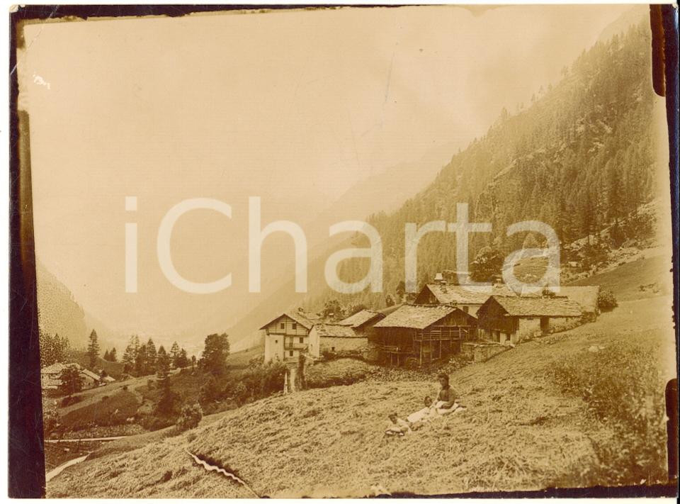 Fotografia d epoca originale 1910 ca s.l. probabile VALSESIA Donna con i figli in un villaggio Foto 12x9 cm 1