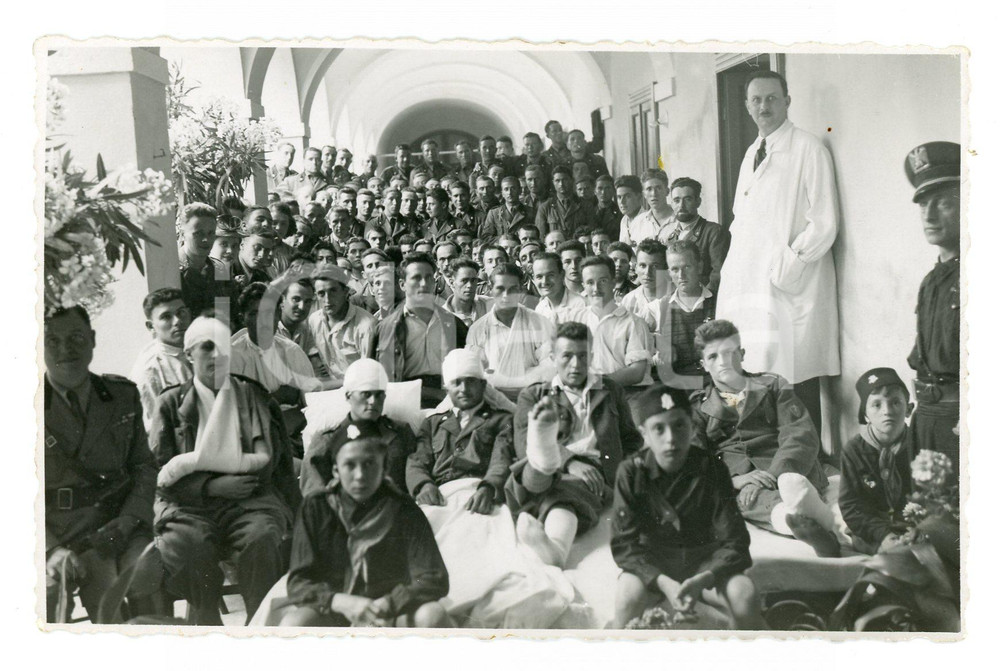 Fotografia d epoca originale 1940 ca WW2  ITALIA Ospedale militare  Soldati e medici  Foto di gruppo 13x8 1