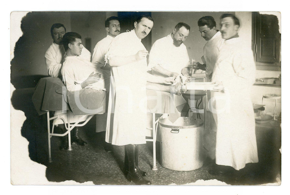 Fotografia d epoca originale 1920 ca BOLOGNA Chirurghi operano paziente in sala operatoria  Foto 13x9 cm 1