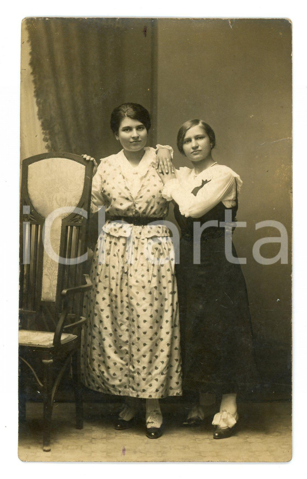 Fotografia d epoca originale 1916 MILANO Ritratto di due sorelle  Foto G. BELLONI 8x13 cm 1