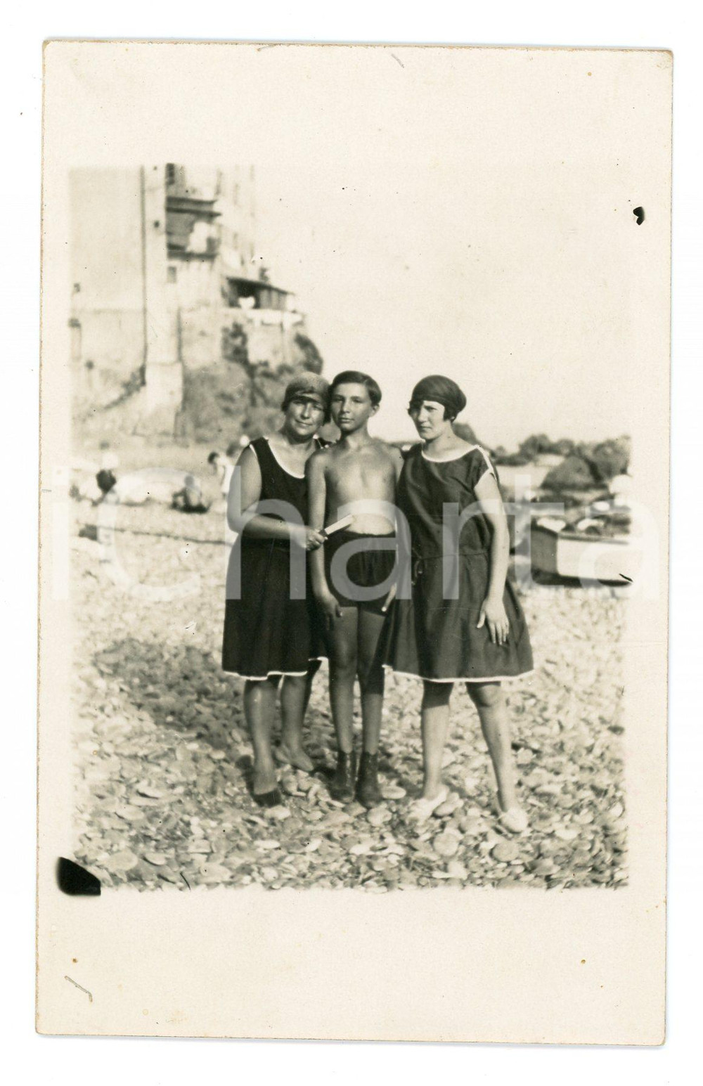 Fotografia d epoca originale 1935 ca GENOVA ? Ragazzo in spiaggia con mamma e sorella  Foto 9x14 cm 1