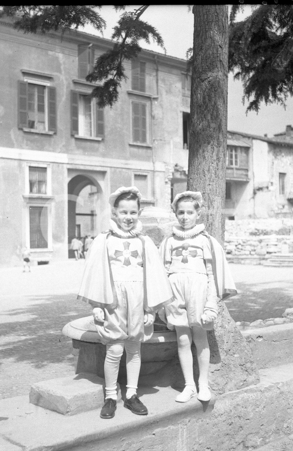 1950 BRESCIA Collegio Arici bimbi in costume di carnevale NEGATIVO ORIGINALE 1 Nel negativo bambini dell'avv. CazzagoNegativo originale in bianco e nero su pellicola.  E' SEVERAMENTE VIETATA LA RIPRODUZIONE.TUTTI I DIRITTI SONO RISERVATI.ICharta mette in vendita, sul negozio eBay e in esclusiva sul sito "icharta" il proprio archivio composto da numerose diapositive e negativi fotografici d'epoca, tutti originali e autentici.Si tratta di uno sguardo inedito sull'attualità, la politica, la vita quotidiana, il gossip e la cultura, che fotografa il cambiamento della nazione (e non solo) tra il 1890 ed il 1990 circa. Un'occasione unica per il mercato del collezionismo, che vede finalmente disponibile un archivio eccezionale per vastità, tematiche e condizioni, in un settore (il negativo fotografico e la diapositiva) di assoluta novità e dalle interessanti prospettive di investimento. CONDIZIONI:FAIR/discretoFORMATO: cm 6 x 9 originale e autentica 1