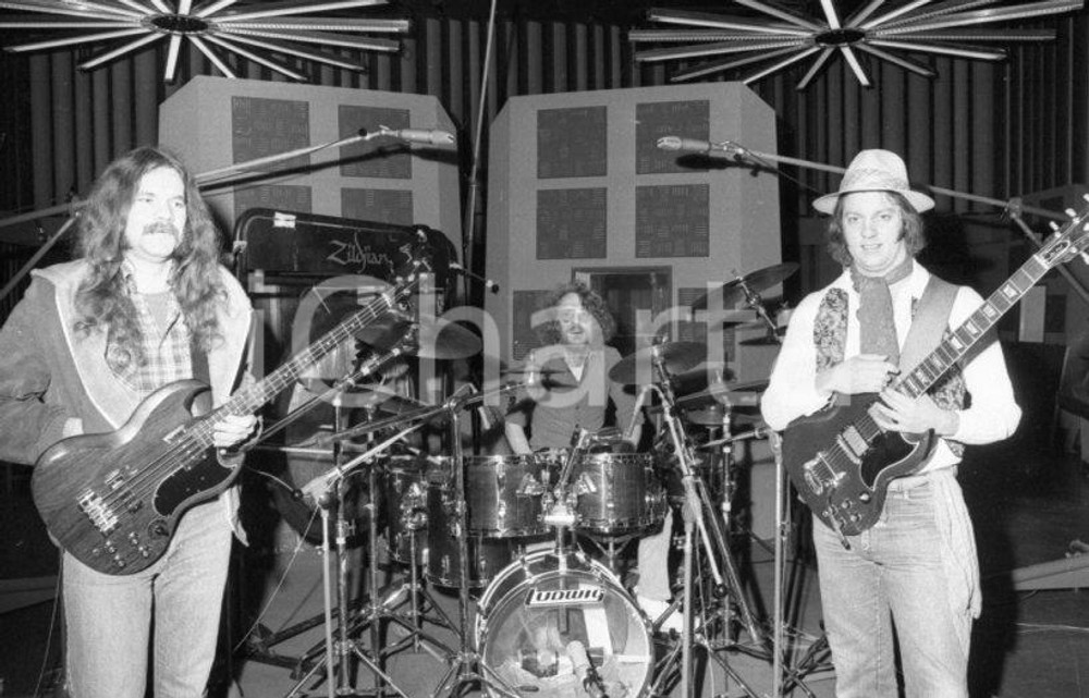 1976 Milano BAKER GURVITZ ARMY Ginger BAKER  Paul e Adrian GURVITZ *NEGATIVO 6 Negativo originale in bianco e nero su pellicola.  E' SEVERAMENTE VIETATA LA RIPRODUZIONE.TUTTI I DIRITTI SONO RISERVATI.ICharta mette in vendita, sul negozio eBay e in esclusiva sul sito "icharta" il proprio archivio composto da numerose diapositive e negativi fotografici d'epoca, tutti originali e autentici.Si tratta di uno sguardo inedito sull'attualità, la politica, la vita quotidiana, il gossip e la cultura, che fotografa il cambiamento della nazione (e non solo) tra il 1890 ed il 1990 circa. Un'occasione unica per il mercato del collezionismo, che vede finalmente disponibile un archivio eccezionale per vastità, tematiche e condizioni, in un settore (il negativo fotografico e la diapositiva) di assoluta novità e dalle interessanti prospettive di investimento. CONDIZIONI:FAIR/discretoFORMATO: 35mm originale e autentica 1