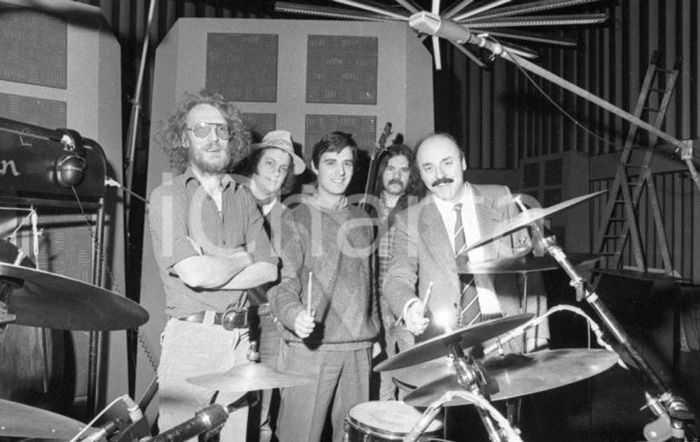 1976 Milano BAKER GURVITZ ARMY Ginger BAKER Paul e Adrian GURVITZ *NEGATIVO 13 Nel negativo in studio di registrazioneNegativo originale in bianco e nero su pellicola.  E' SEVERAMENTE VIETATA LA RIPRODUZIONE.TUTTI I DIRITTI SONO RISERVATI.ICharta mette in vendita, sul negozio eBay e in esclusiva sul sito "icharta" il proprio archivio composto da numerose diapositive e negativi fotografici d'epoca, tutti originali e autentici.Si tratta di uno sguardo inedito sull'attualità, la politica, la vita quotidiana, il gossip e la cultura, che fotografa il cambiamento della nazione (e non solo) tra il 1890 ed il 1990 circa. Un'occasione unica per il mercato del collezionismo, che vede finalmente disponibile un archivio eccezionale per vastità, tematiche e condizioni, in un settore (il negativo fotografico e la diapositiva) di assoluta novità e dalle interessanti prospettive di investimento. CONDIZIONI:FAIR/discretoFORMATO: 35mm originale e autentica 1