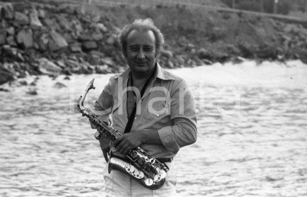 1975 Fausto PAPETTI in riva al mare con il sax  NEGATIVO ORIGINALE 4 Negativo originale in bianco e nero su pellicola.  E' SEVERAMENTE VIETATA LA RIPRODUZIONE.TUTTI I DIRITTI SONO RISERVATI.ICharta mette in vendita, sul negozio eBay e in esclusiva sul sito "icharta" il proprio archivio composto da numerose diapositive e negativi fotografici d'epoca, tutti originali e autentici.Si tratta di uno sguardo inedito sull'attualità, la politica, la vita quotidiana, il gossip e la cultura, che fotografa il cambiamento della nazione (e non solo) tra il 1890 ed il 1990 circa. Un'occasione unica per il mercato del collezionismo, che vede finalmente disponibile un archivio eccezionale per vastità, tematiche e condizioni, in un settore (il negativo fotografico e la diapositiva) di assoluta novità e dalle interessanti prospettive di investimento. CONDIZIONI:FAIR/discretoFORMATO: 35mm originale e autentica 1