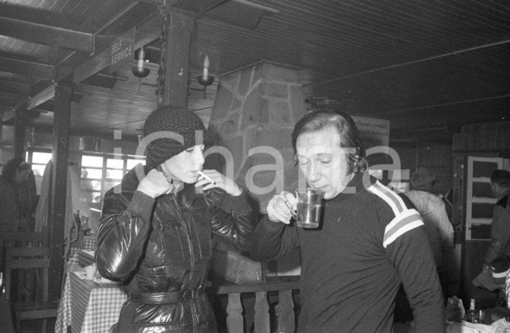 1970 ca CERVINIA Mike e Daniela BONGIORNO in rifugio NEGATIVO ORIGINALE 1 Negativo originale in bianco e nero su pellicola.  E' SEVERAMENTE VIETATA LA RIPRODUZIONE.TUTTI I DIRITTI SONO RISERVATI.ICharta mette in vendita, sul negozio eBay e in esclusiva sul sito "icharta" il proprio archivio composto da numerose diapositive e negativi fotografici d'epoca, tutti originali e autentici.Si tratta di uno sguardo inedito sull'attualità, la politica, la vita quotidiana, il gossip e la cultura, che fotografa il cambiamento della nazione (e non solo) tra il 1890 ed il 1990 circa. Un'occasione unica per il mercato del collezionismo, che vede finalmente disponibile un archivio eccezionale per vastità, tematiche e condizioni, in un settore (il negativo fotografico e la diapositiva) di assoluta novità e dalle interessanti prospettive di investimento. CONDIZIONI:FAIR/discretoFORMATO: 35mm originale e autentica 1