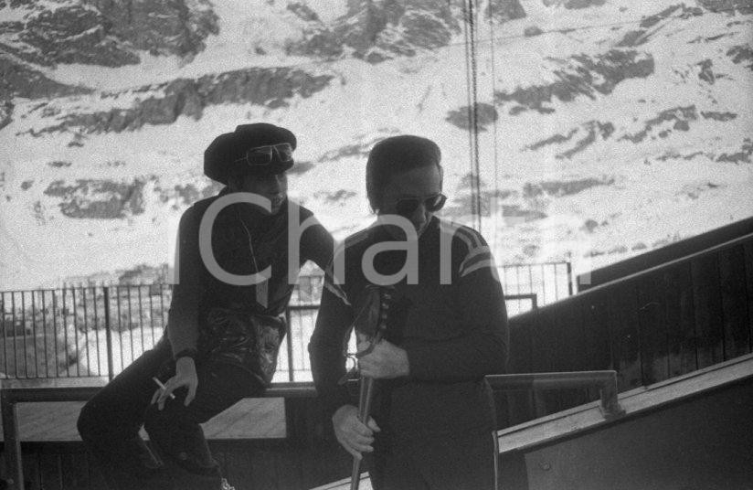 1970 ca CERVINIA Mike e Daniela BONGIORNO sul balcone NEGATIVO ORIGINALE 1 Negativo originale in bianco e nero su pellicola.  E' SEVERAMENTE VIETATA LA RIPRODUZIONE.TUTTI I DIRITTI SONO RISERVATI.ICharta mette in vendita, sul negozio eBay e in esclusiva sul sito "icharta" il proprio archivio composto da numerose diapositive e negativi fotografici d'epoca, tutti originali e autentici.Si tratta di uno sguardo inedito sull'attualità, la politica, la vita quotidiana, il gossip e la cultura, che fotografa il cambiamento della nazione (e non solo) tra il 1890 ed il 1990 circa. Un'occasione unica per il mercato del collezionismo, che vede finalmente disponibile un archivio eccezionale per vastità, tematiche e condizioni, in un settore (il negativo fotografico e la diapositiva) di assoluta novità e dalle interessanti prospettive di investimento. CONDIZIONI:FAIR/discretoFORMATO: 35mm originale e autentica 1