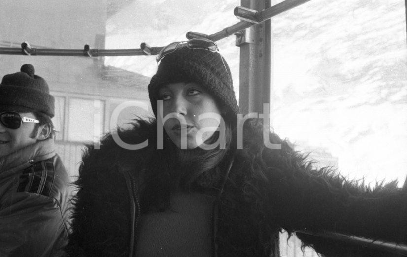 1970 ca CERVINIA Daniela ZUCCOLI in funivia NEGATIVO ORIGINALE 1 Negativo originale in bianco e nero su pellicola.  E' SEVERAMENTE VIETATA LA RIPRODUZIONE.TUTTI I DIRITTI SONO RISERVATI.ICharta mette in vendita, sul negozio eBay e in esclusiva sul sito "icharta" il proprio archivio composto da numerose diapositive e negativi fotografici d'epoca, tutti originali e autentici.Si tratta di uno sguardo inedito sull'attualità, la politica, la vita quotidiana, il gossip e la cultura, che fotografa il cambiamento della nazione (e non solo) tra il 1890 ed il 1990 circa. Un'occasione unica per il mercato del collezionismo, che vede finalmente disponibile un archivio eccezionale per vastità, tematiche e condizioni, in un settore (il negativo fotografico e la diapositiva) di assoluta novità e dalle interessanti prospettive di investimento. CONDIZIONI:FAIR/discretoFORMATO: 35mm originale e autentica 1