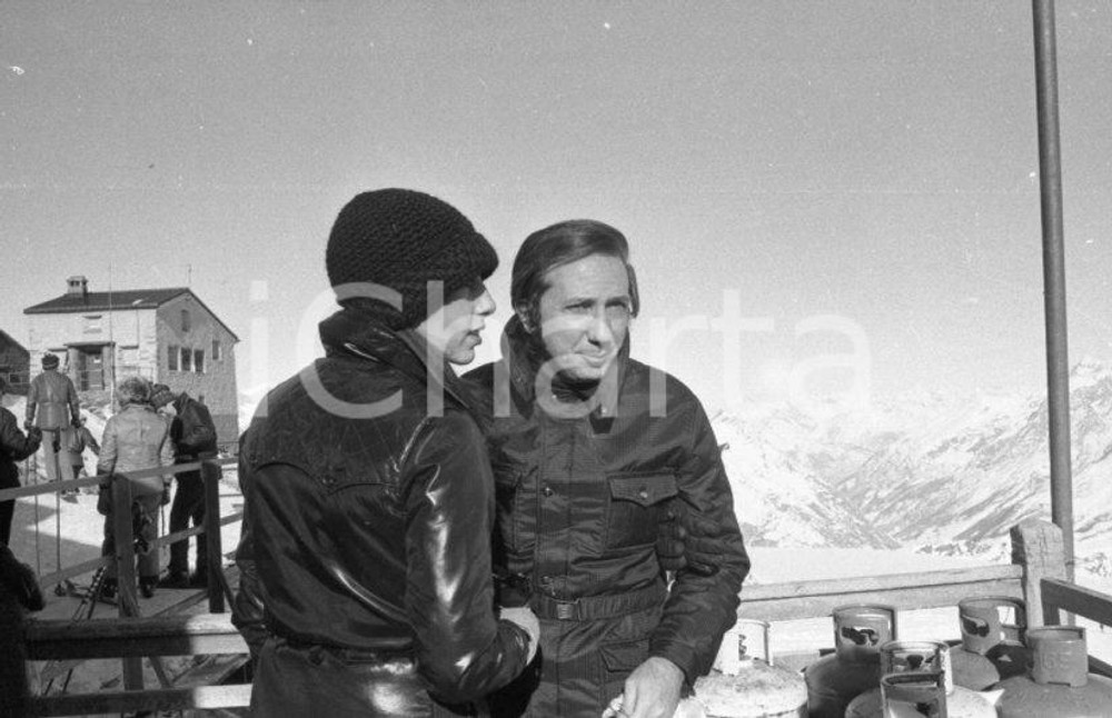 1970 ca CERVINIA Mike e Daniela BONGIORNO al rifugio NEGATIVO ORIGINALE 16 Negativo originale in bianco e nero su pellicola.  E' SEVERAMENTE VIETATA LA RIPRODUZIONE.TUTTI I DIRITTI SONO RISERVATI.ICharta mette in vendita, sul negozio eBay e in esclusiva sul sito "icharta" il proprio archivio composto da numerose diapositive e negativi fotografici d'epoca, tutti originali e autentici.Si tratta di uno sguardo inedito sull'attualità, la politica, la vita quotidiana, il gossip e la cultura, che fotografa il cambiamento della nazione (e non solo) tra il 1890 ed il 1990 circa. Un'occasione unica per il mercato del collezionismo, che vede finalmente disponibile un archivio eccezionale per vastità, tematiche e condizioni, in un settore (il negativo fotografico e la diapositiva) di assoluta novità e dalle interessanti prospettive di investimento. CONDIZIONI:FAIR/discretoFORMATO: 35mm originale e autentica 1