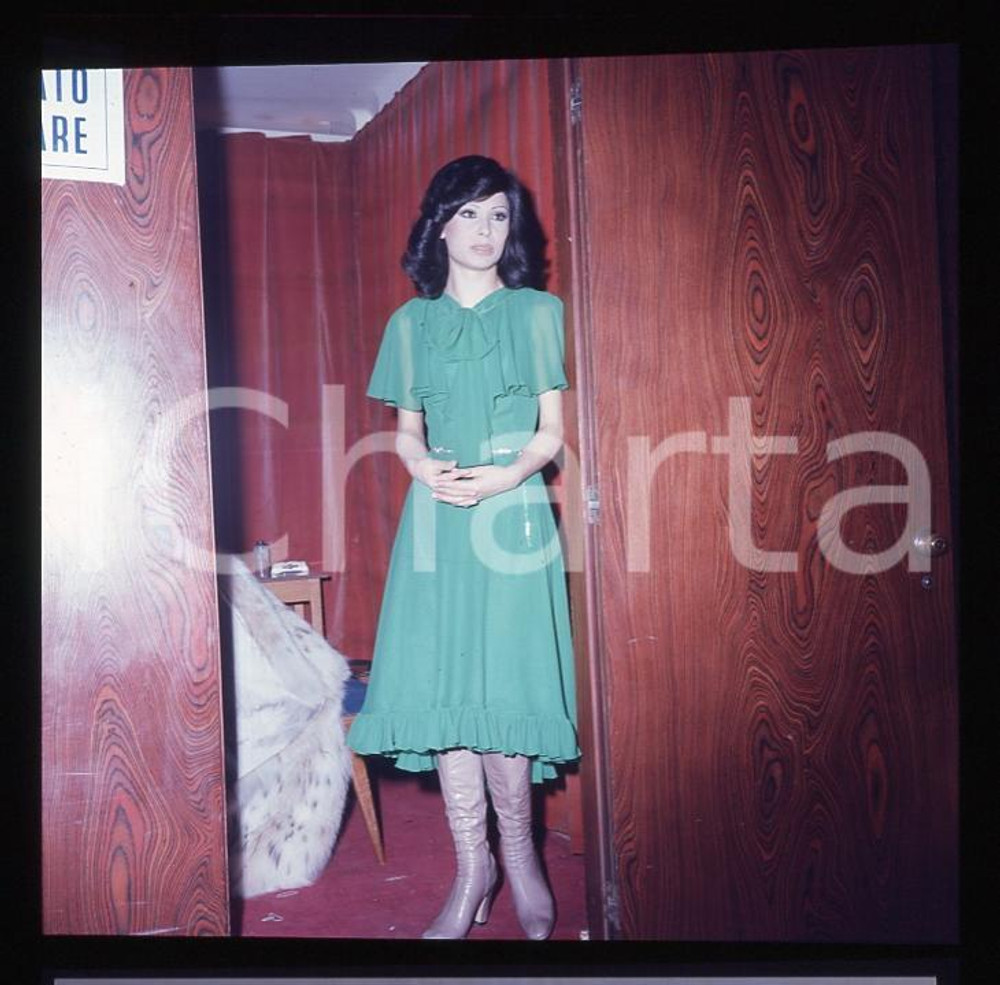 1975ca CINEMA ITALIA Edwige FENECH ritratto in camerino PELLICOLA ORIGINALE 1   Positivo fotografico a colori, su pellicola, in formato cm 6 x 6. E' SEVERAMENTE VIETATA LA RIPRODUZIONE.TUTTI I DIRITTI SONO RISERVATI.ICharta mette in vendita, sul negozio eBay e in esclusiva sul sito "icharta" il proprio archivio composto da numerose diapositive e negativi fotografici d'epoca, tutti originali e autentici, che attraversano la storia del costume italiano tra gli la fine degli anni Sessanta e Novanta.  Si tratta di uno sguardo inedito sull'attualità, la politica, la vita quotidiana, il gossip e la cultura, che fotografa il cambiamento della nazione in quest'ultimo scorcio del XX secolo. Un'occasione unica per il mercato del collezionismo, che vede finalmente disponibile un archivio eccezionale per vastità, tematiche e condizioni, in un settore (il negativo fotografico e la diapositiva) di assoluta novità e dalle interessanti prospettive di investimento. CONDIZIONI:FAIR/discretoFORMATO: cm 6 x 6 originale e autentica 1