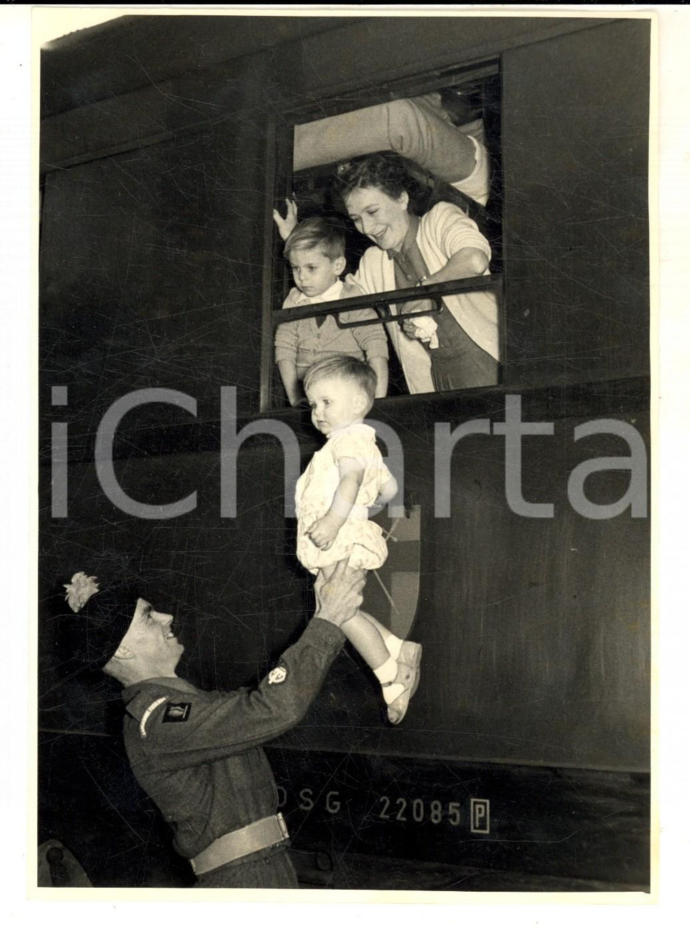 Fotografia d epoca originale 1953 TRIESTE Partenza delle famiglie inglesi in treno  I saluti Foto 13x18 1