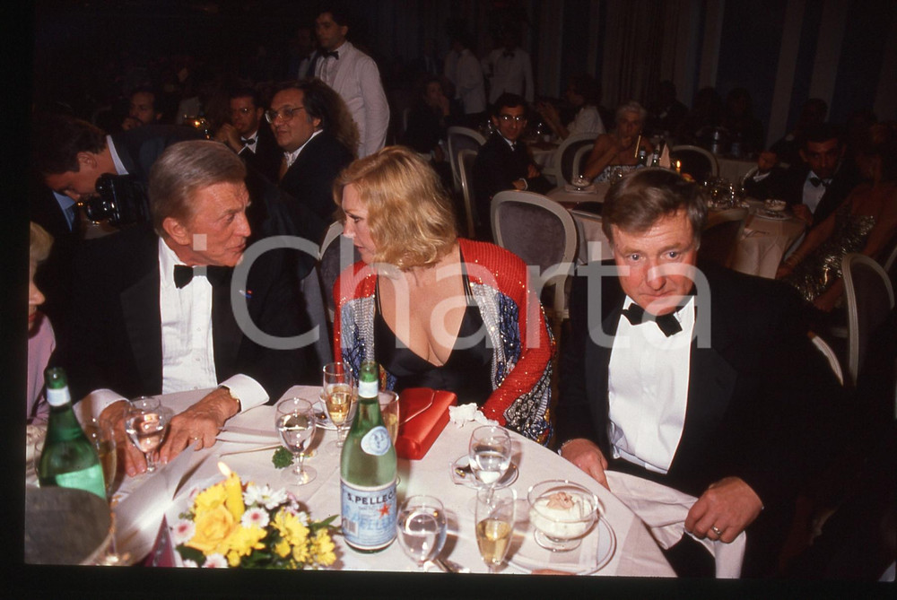 35mm vintage slide* 1989 CAMPIONE D'ITALIA - Kirk DOUGLAS KIM NOVAK (3) La diapositiva si riferisce al Gal&agrave; delle Stelle di Hollywood e compare anche Robert MalloyDiapositiva d'epoca, in formato 35 mm. CONDIZIONI: GOODE' severamente vietata la riproduzione. Tutti i diritti sono riservati. ICharta mette in vendita, sul negozio eBay e in esclusiva sul sito "icharta" il proprio archivio composto da numerose diapositive e negativi fotografici d'epoca, tutti originali e autentici, che attraversano la storia del costume italiano tra gli la fine degli anni Sessanta e Novanta.Si tratta di uno sguardo inedito sull'attualit&agrave;, la politica, la vita quotidiana, il gossip e la cultura, che fotografa il cambiamento della nazione in quest'ultimo scorcio del XX secolo. Un'occasione unica per il mercato del collezionismo, che vede finalmente disponibile un archivio eccezionale per vastit&agrave;, tematiche e condizioni, in un settore (il negativo fotografico e la diapositiva) di assoluta novit&agrave; e dalle interessanti prospettive di investimento.  originale e autentica 1