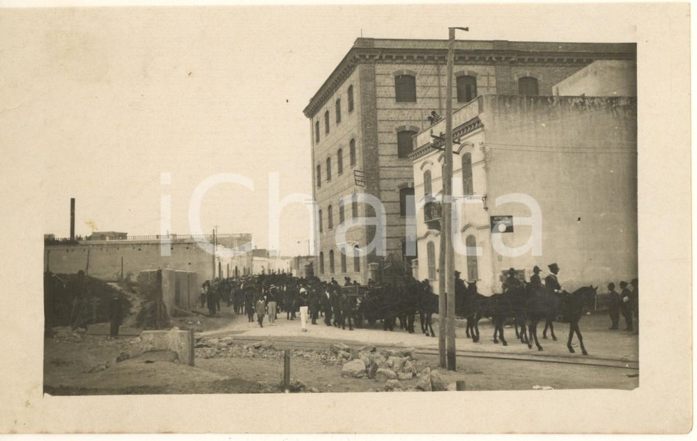 Fotografia d epoca originale 1930 ca TRIPOLI LIBIA Corteo presso la Caserma dei Carabinieri Foto RARA 1