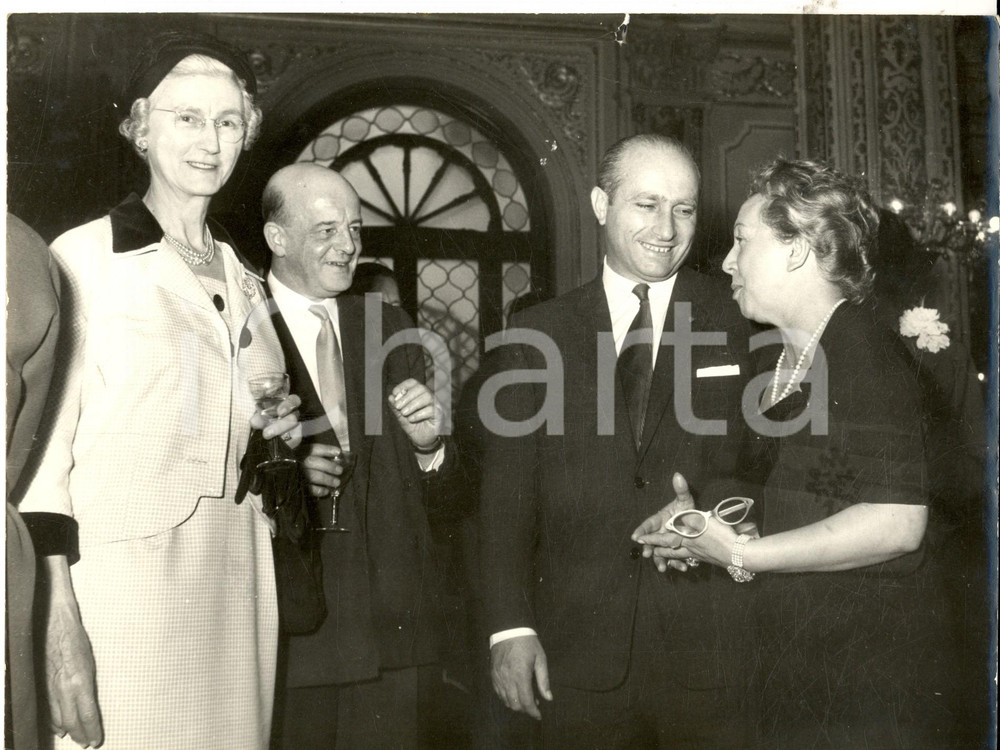 Fotografia d epoca originale 1955 ca MILANO Pilota Juan Manuel FANGIO a un ricevimento Fotografia 24x18 cm 1