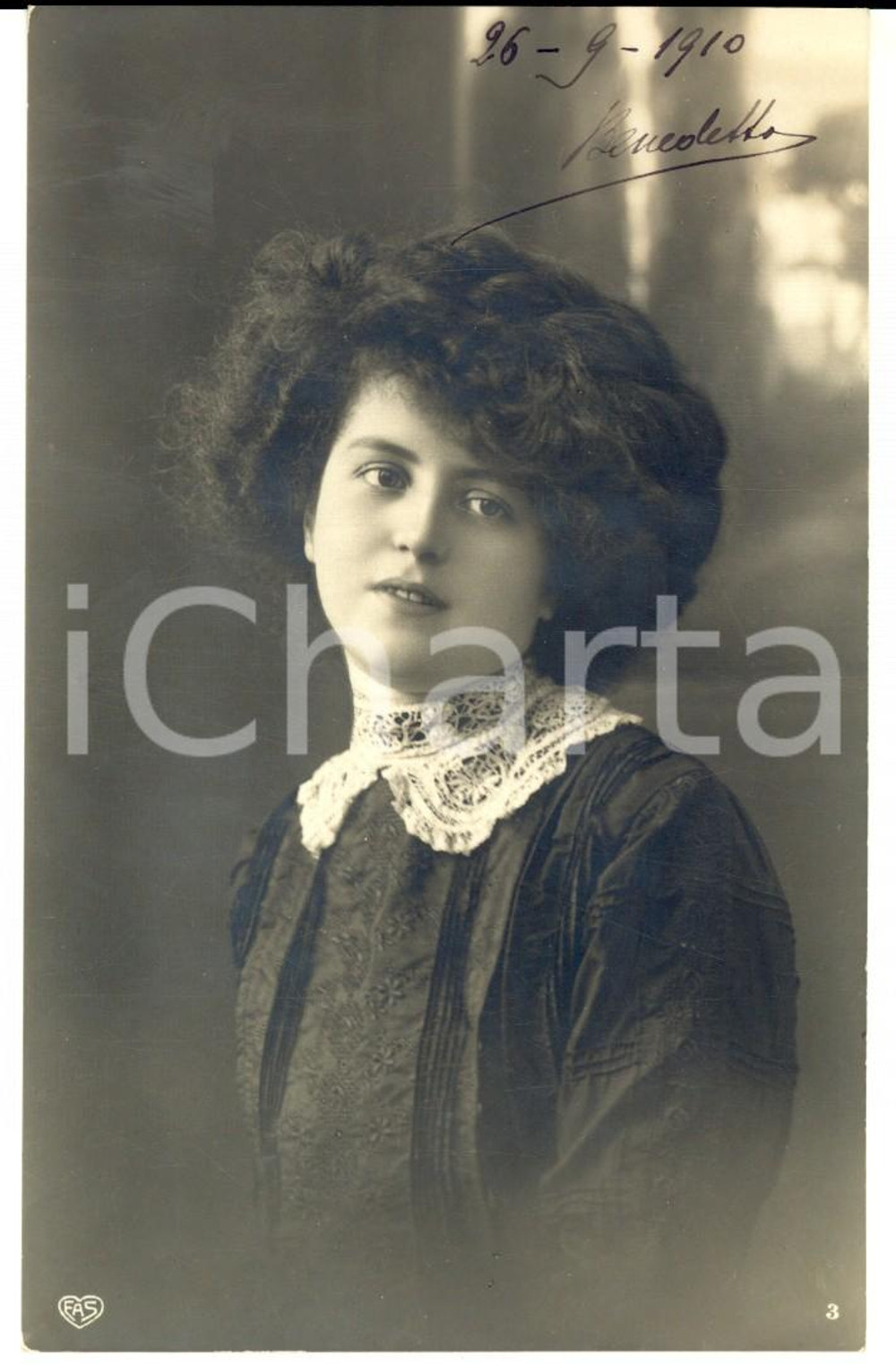 Cartolina originale da collezione 1910 COSTUME Giovane donna con colletto di pizzo *Cartolina VINTAGE ing. BONELLI 1