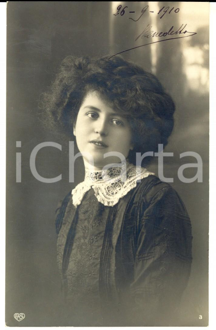Cartolina originale da collezione 1910 COSTUME Giovane donna con colletto di pizzo Cartolina VINTAGE ing. BONELLI 1