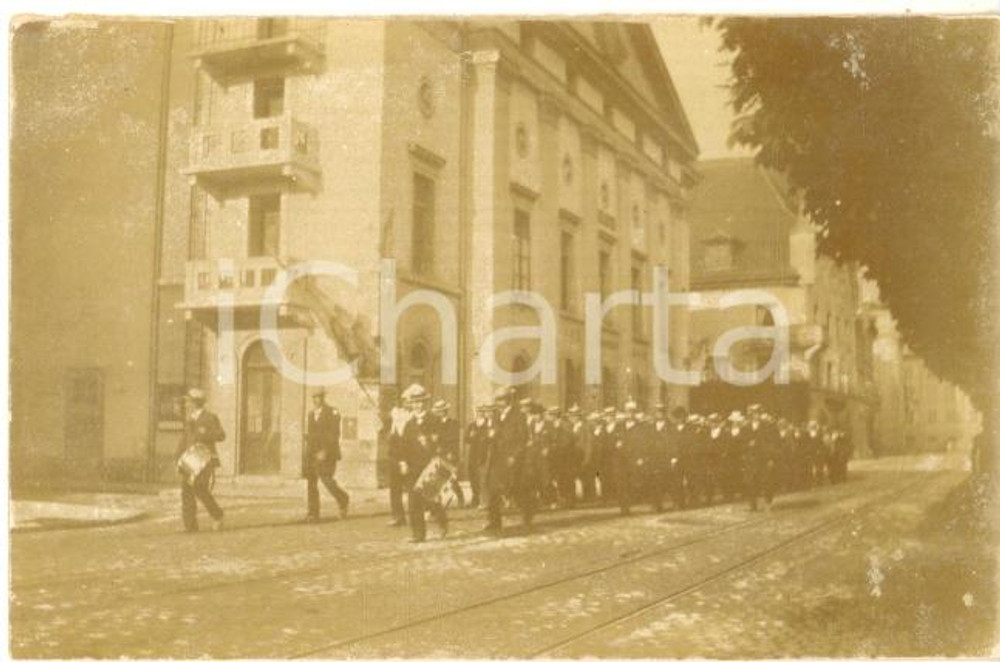 Fotografia d epoca originale 1910 ca LUCERNA SVIZZERA Parata davanti al teatro Fotografia 8x5 cm 1