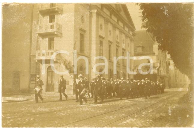 Fotografia d epoca originale 1910 ca LUCERNA SVIZZERA Parata davanti al teatro Fotografia 8x5 cm 1
