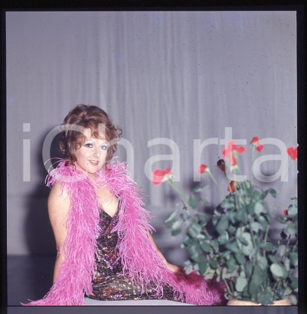 1975ca CINEMA ITALIA Orietta BERTI in camerino DIAPOSITIVA ORIGINALE 1   Positivo fotografico a colori, su pellicola, in formato cm 6 x 6. E' SEVERAMENTE VIETATA LA RIPRODUZIONE.TUTTI I DIRITTI SONO RISERVATI.ICharta mette in vendita, sul negozio eBay e in esclusiva sul sito "icharta" il proprio archivio composto da numerose diapositive e negativi fotografici d'epoca, tutti originali e autentici, che attraversano la storia del costume italiano tra gli la fine degli anni Sessanta e Novanta.  Si tratta di uno sguardo inedito sull'attualità, la politica, la vita quotidiana, il gossip e la cultura, che fotografa il cambiamento della nazione in quest'ultimo scorcio del XX secolo. Un'occasione unica per il mercato del collezionismo, che vede finalmente disponibile un archivio eccezionale per vastità, tematiche e condizioni, in un settore (il negativo fotografico e la diapositiva) di assoluta novità e dalle interessanti prospettive di investimento. CONDIZIONI:FAIR/discretoFORMATO: cm 6 x 6 originale e autentica 1