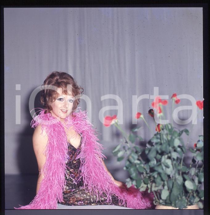 Fotografia d epoca originale 1975ca MUSICA  Orietta BERTI in camerino DIAPOSITIVA ORIGINALE 1 1