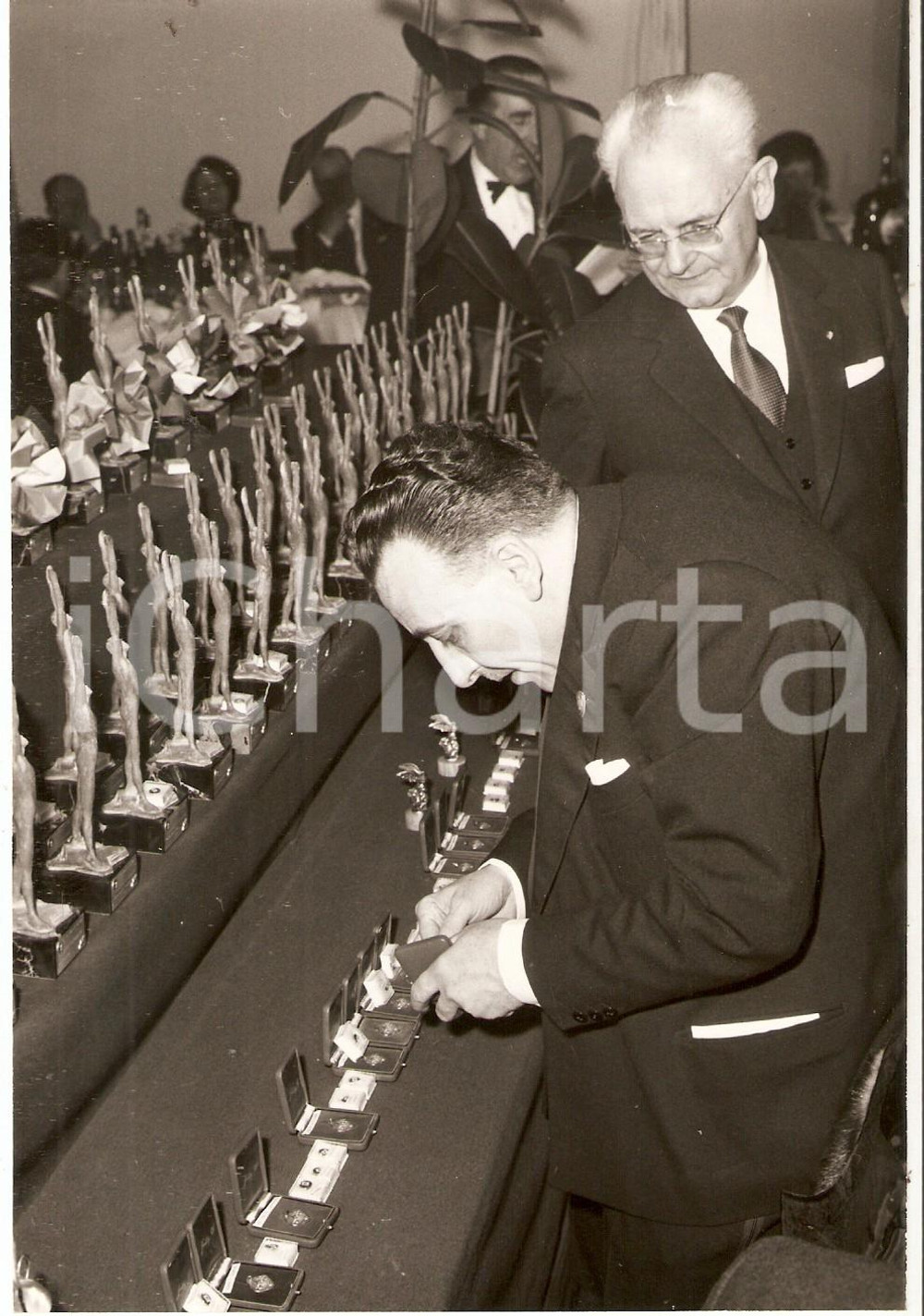 Fotografia d epoca originale 1965 ca JOLLY CLUB Mario ANGIOLINI e Claudio MARIANI preparano medaglie Foto 1
